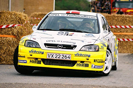 Jørgen Vej og Finn Thomsen går til makronerne i deres Opel Astra Kit Car, og vestjyderne satser på et topresultat i Dantherm Rally 2005. (Foto: Åge Kirketerp Jensen)